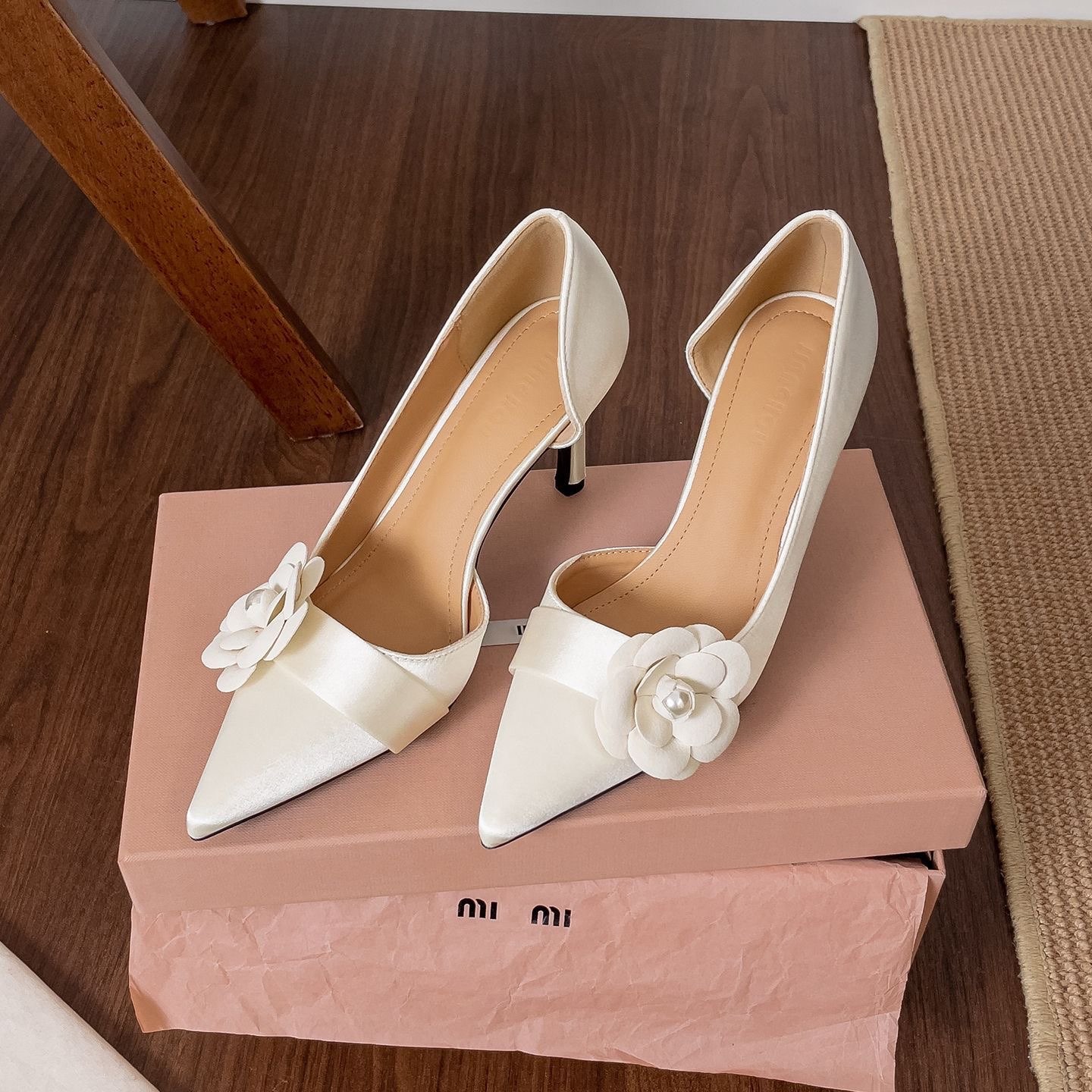 Women Formal Wear Footwear - Sepatu Stiletto Satin Berujung Lancip Wanita